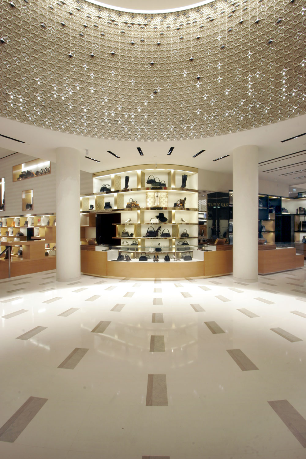 File:Louis Vuitton Maison Champs Élysées (49570496372).jpg - Wikipedia